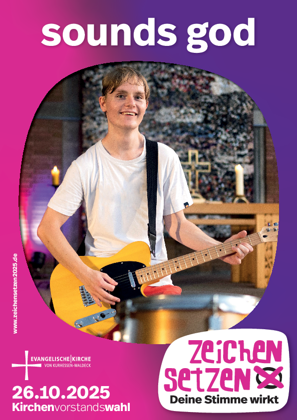 Auf dem oben stehenden Plakat sehen sie ein Kasseler Gemeindeglied und Studenten, der mit seiner Gitarre für jugendliches Engagement in der Kirchenmusik und als Mitgestalter von Gottesdiensten steht.