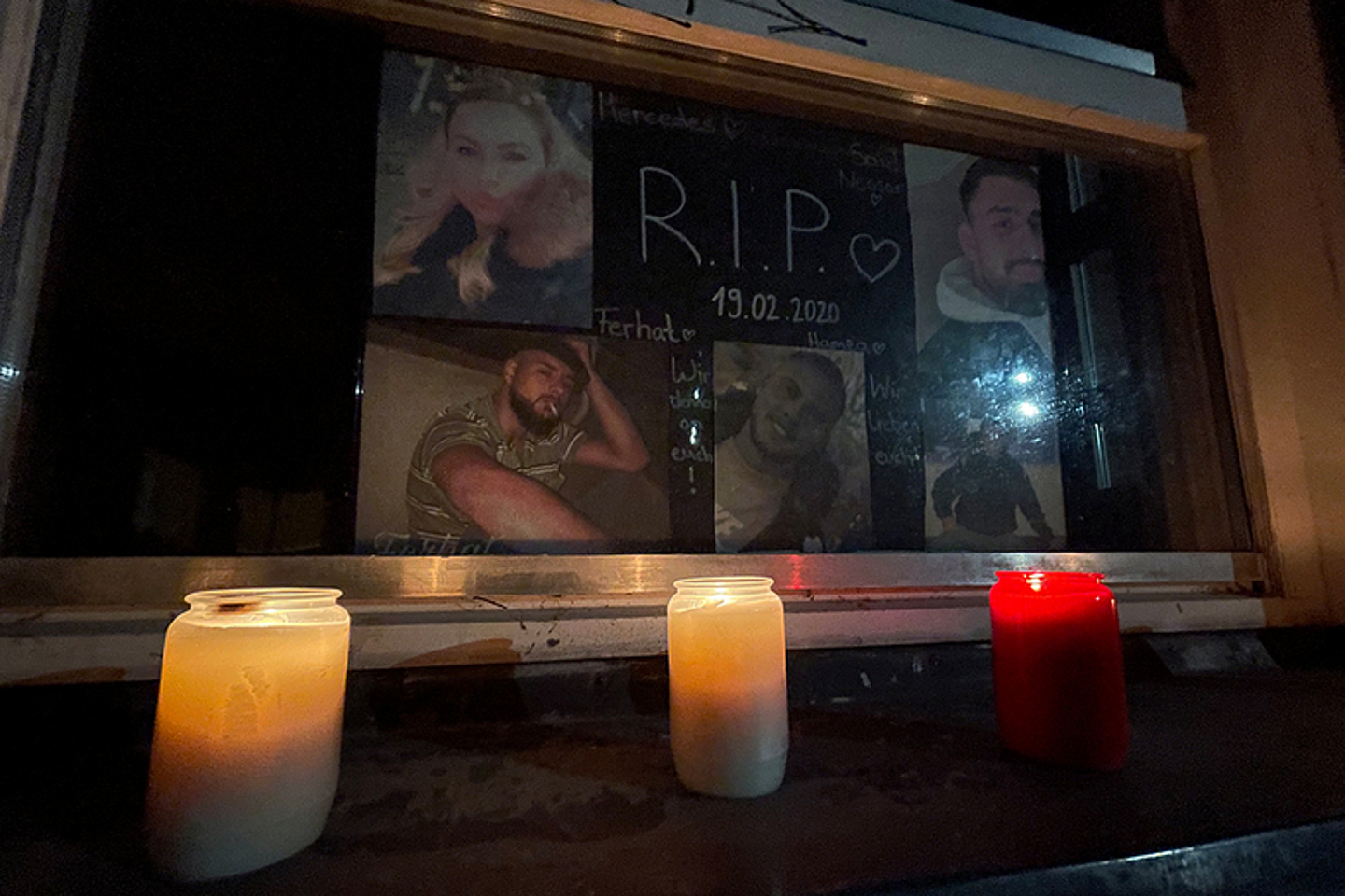 Nach der Veranstaltung haben Mitarbeitende des Jugendzentrums in Hanau Kesselstadt Kerzen für die ermordeten Jugendlichen angezündet. (Foto: medio.tv/Schauderna)