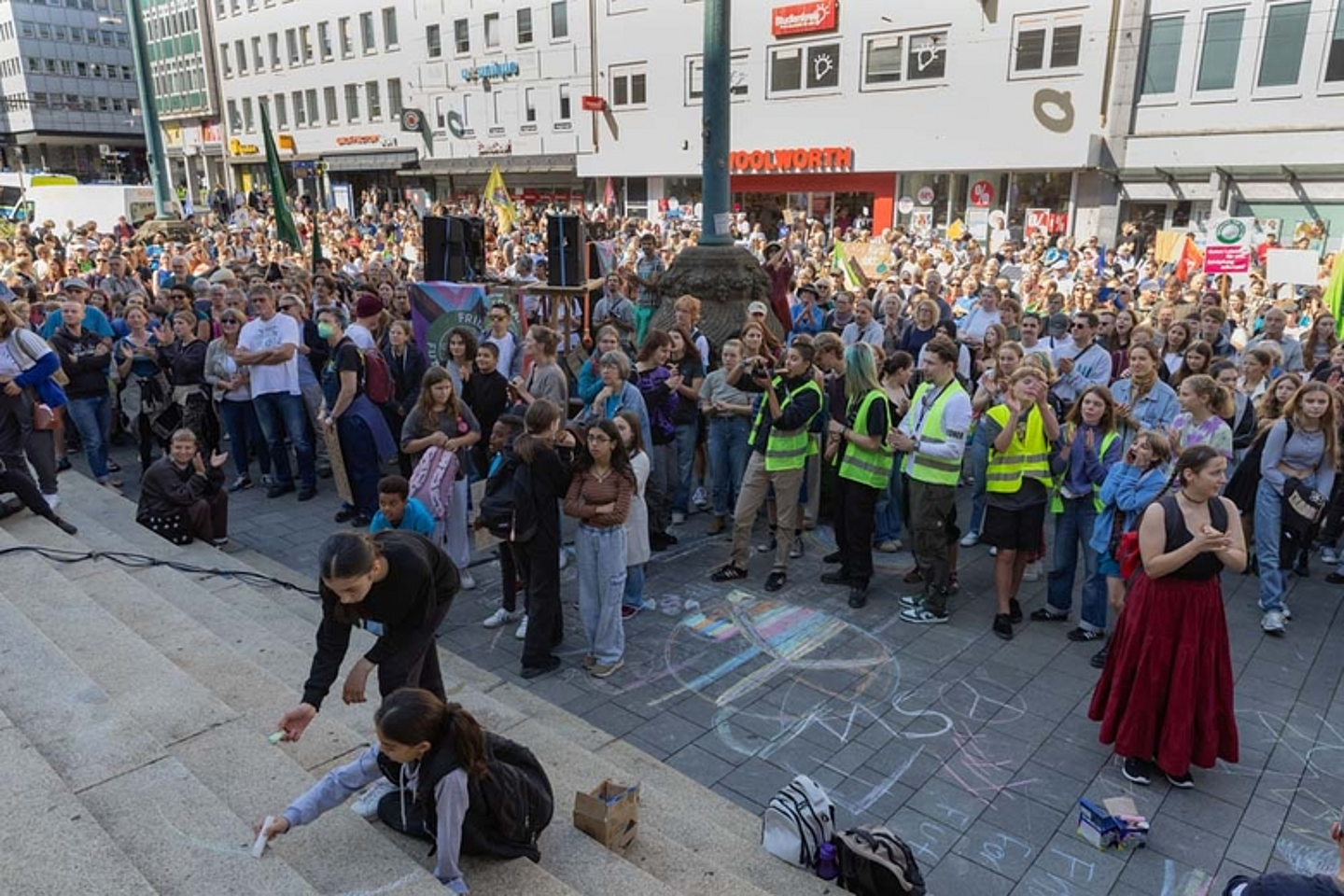 Am 15. September folgten viele Menschen dem Aufruf und gingen zum Klimastreik für Klimagerechtigkeit und konsequentes Handeln auf die Straße. Unsere Fotos entstanden beim Klimastreik in Kassel. (Foto: medio.tv/Schauderna)
