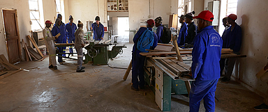 Auszubildende in der Schreinerwerkstatt Taung (Südafrika), die von der Ausbildungshilfe unterstützt wird. (Foto: Ökumenedezernat)