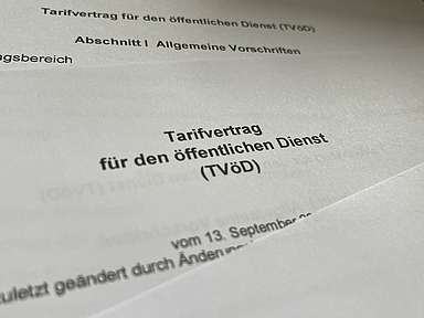 Papierblatt mit dem Schriftzug Tarifvertrag für den öffentlichen Dienst (TVöD)