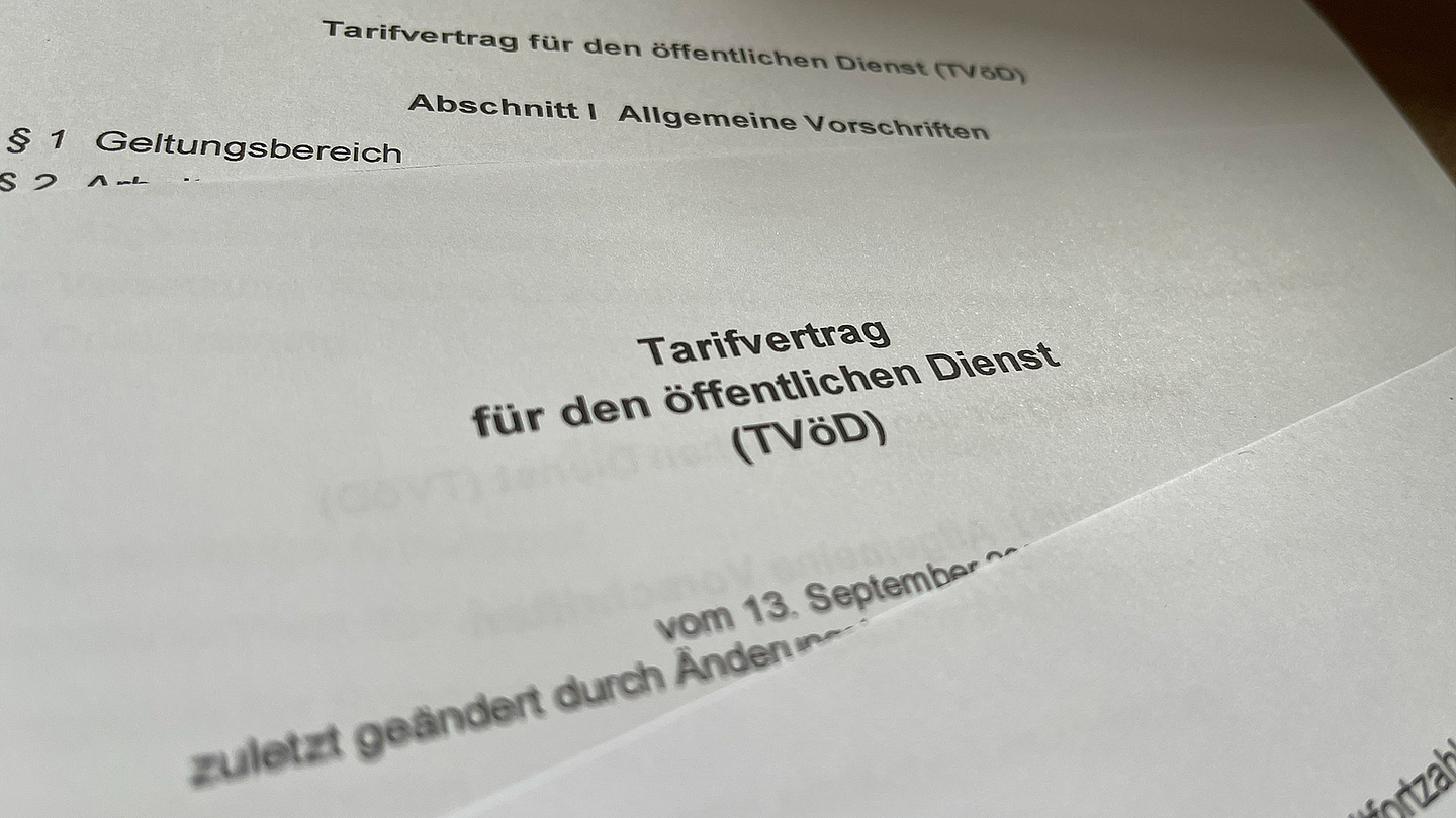 Papierblatt mit dem Schriftzug Tarifvertrag für den öffentlichen Dienst (TVöD)