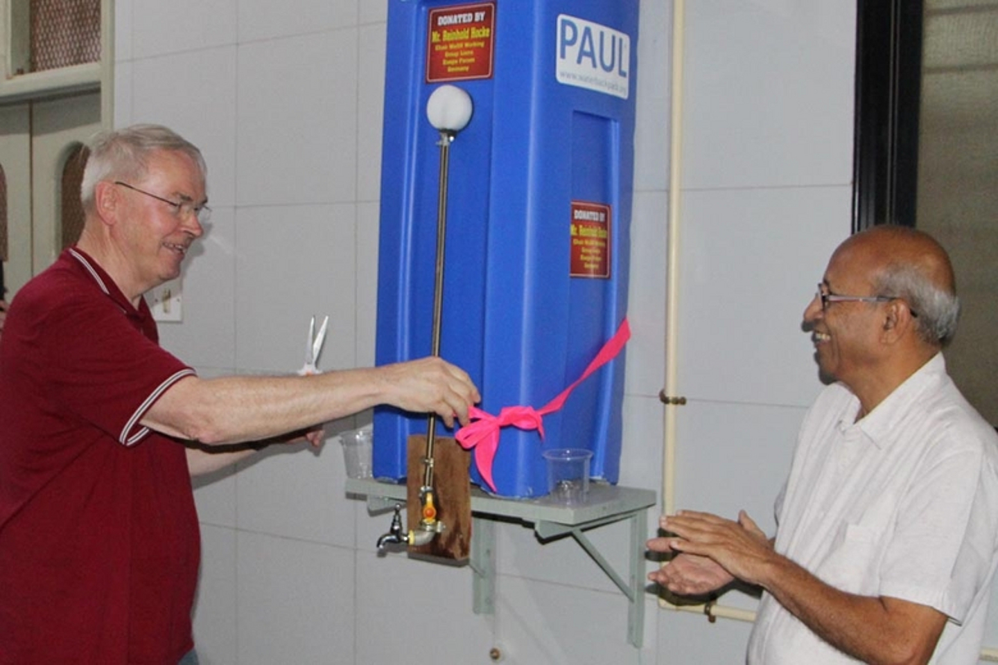 Einweihung installierter Wasserfilter am „German Hospital“ in Gadag, im Bild Reinhold Hocke und ein Vorstand der Klinik - Partnerbesuch bei der Church of South India - Karnataka Northern Diocese vom 14. bis 23.1.2020 in Indien (Foto: medio.tv/Müller)