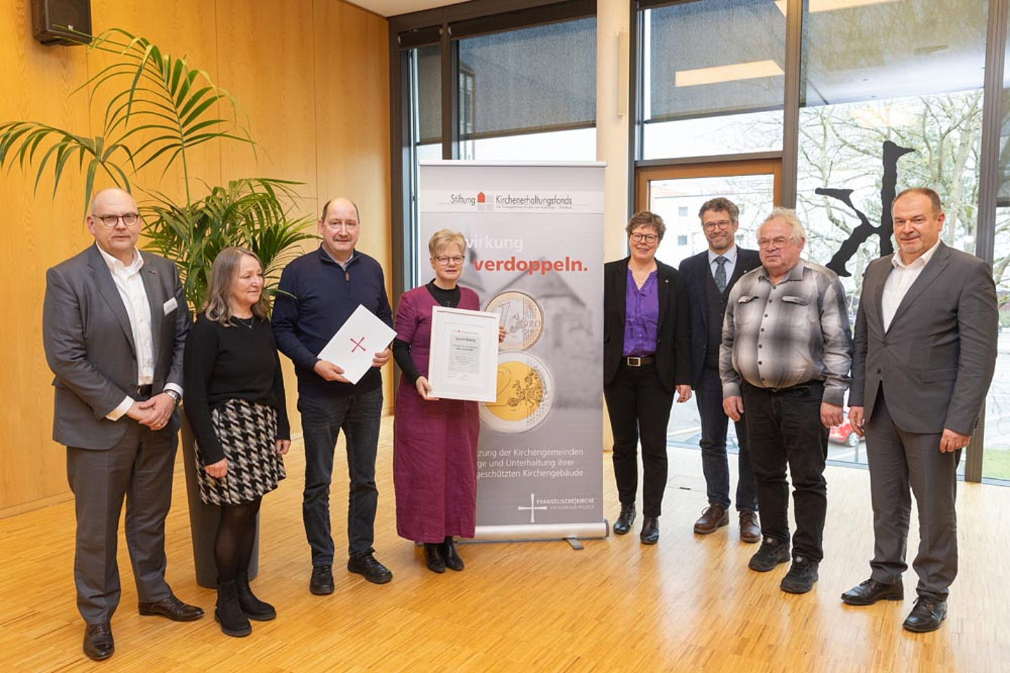 Die Ev. Kirchengemeinde Kleinschmalkalden mit dem Vorstandsvorsitzenden Dr. Andreas Fehr (l.), Laudator und Vorstandsmitglied Pfarrer Thomas Funk (3.v.r.) und Bischöfin Dr. Beate Hofmann (4.v.r.)
