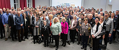 Über 190 Kirchenvorsteherinnen und -vorsteher der Kirchengemeinden des Kirchenkreises waren der Einladung in die Alte Johanneskirche in Hanau gefolgt. Mitten unter ihnen Bischöfin Dr. Beate Hofmann. (Foto: medio.tv/Schauderna)