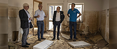 Bei der Besichtigung der zerstörten Räume eines Alten- und Pflegeheims (v.l.): Thomas Oelker (Vorstand des Diakonischen Werks Rheinland-Westfalen-Lippe), Malte Duisberg (Geschäftsführer der Stiftung Evangelisches Alten- und Pflegeheim Gemünd), Ulrich Lilie (Präsident der Diakonie Deutschland), Martin Keßler (Direktor der Diakonie Katatrophenhilfe). (Foto: Diakonie/Hermann Bredehorst)