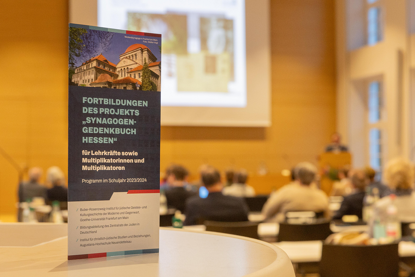 Abendvortrag vor der Synode zum Thema „Zerbrechliche Nachbarschaft - Gedenkbuch der Synagogen und jüdischen Gemeinden in Hessen“