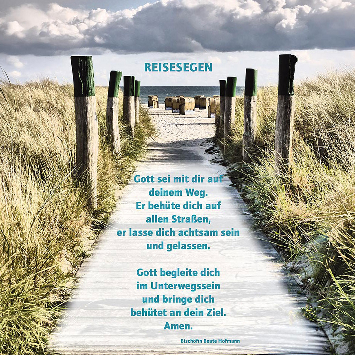 Das Bild zeigt einen schmalen Holzweg, der durch hohe Dünen in Richtung Meer führt. Am Horizont sind Strandkörbe zu sehen, darüber ein weiter Himmel mit Wolken. Über dem Motiv steht der Titel „Reisesegen“. In der Mitte ist ein längerer Segensspruch abgedruckt: „Gott sei mit dir auf deinem Weg. Er behüte dich auf allen Straßen, er lasse dich achtsam sein und gelassen. Gott begleite dich im Unterwegssein und bringe dich behütet an dein Ziel. Amen.“ Am unteren Rand wird der Text Bischöfin Beate Hofmann zugeschrieben.