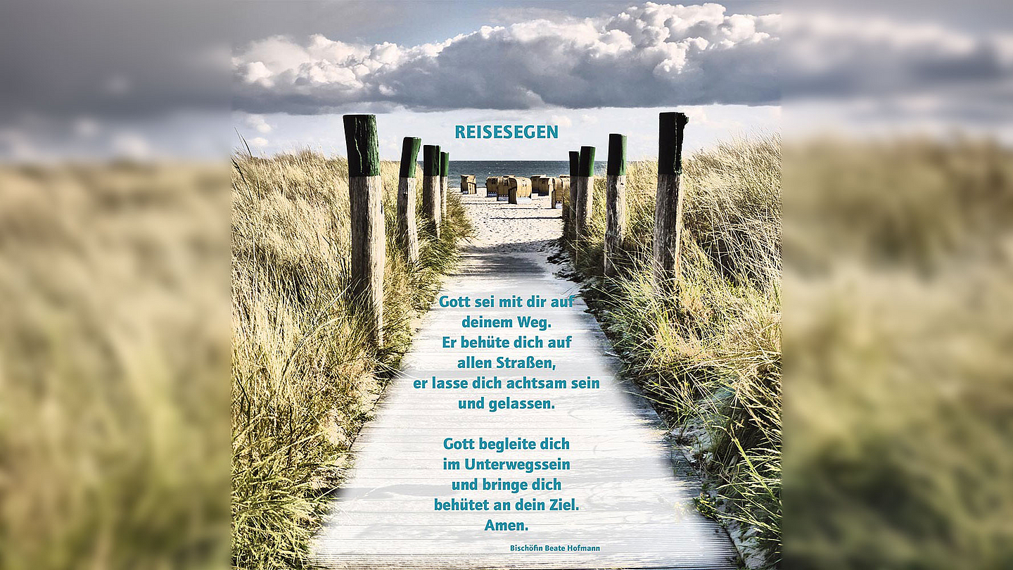 Das Bild zeigt einen schmalen Holzweg, der durch hohe Dünen in Richtung Meer führt. Am Horizont sind Strandkörbe zu sehen, darüber ein weiter Himmel mit Wolken. Über dem Motiv steht der Titel „Reisesegen“. In der Mitte ist ein längerer Segensspruch abgedruckt: „Gott sei mit dir auf deinem Weg. Er behüte dich auf allen Straßen, er lasse dich achtsam sein und gelassen. Gott begleite dich im Unterwegssein und bringe dich behütet an dein Ziel. Amen.“ Am unteren Rand wird der Text Bischöfin Beate Hofmann zugeschrieben.