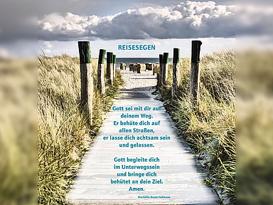Das Bild zeigt einen schmalen Holzweg, der durch hohe Dünen in Richtung Meer führt. Am Horizont sind Strandkörbe zu sehen, darüber ein weiter Himmel mit Wolken. Über dem Motiv steht der Titel „Reisesegen“. In der Mitte ist ein längerer Segensspruch abgedruckt: „Gott sei mit dir auf deinem Weg. Er behüte dich auf allen Straßen, er lasse dich achtsam sein und gelassen. Gott begleite dich im Unterwegssein und bringe dich behütet an dein Ziel. Amen.“ Am unteren Rand wird der Text Bischöfin Beate Hofmann zugeschrieben.
