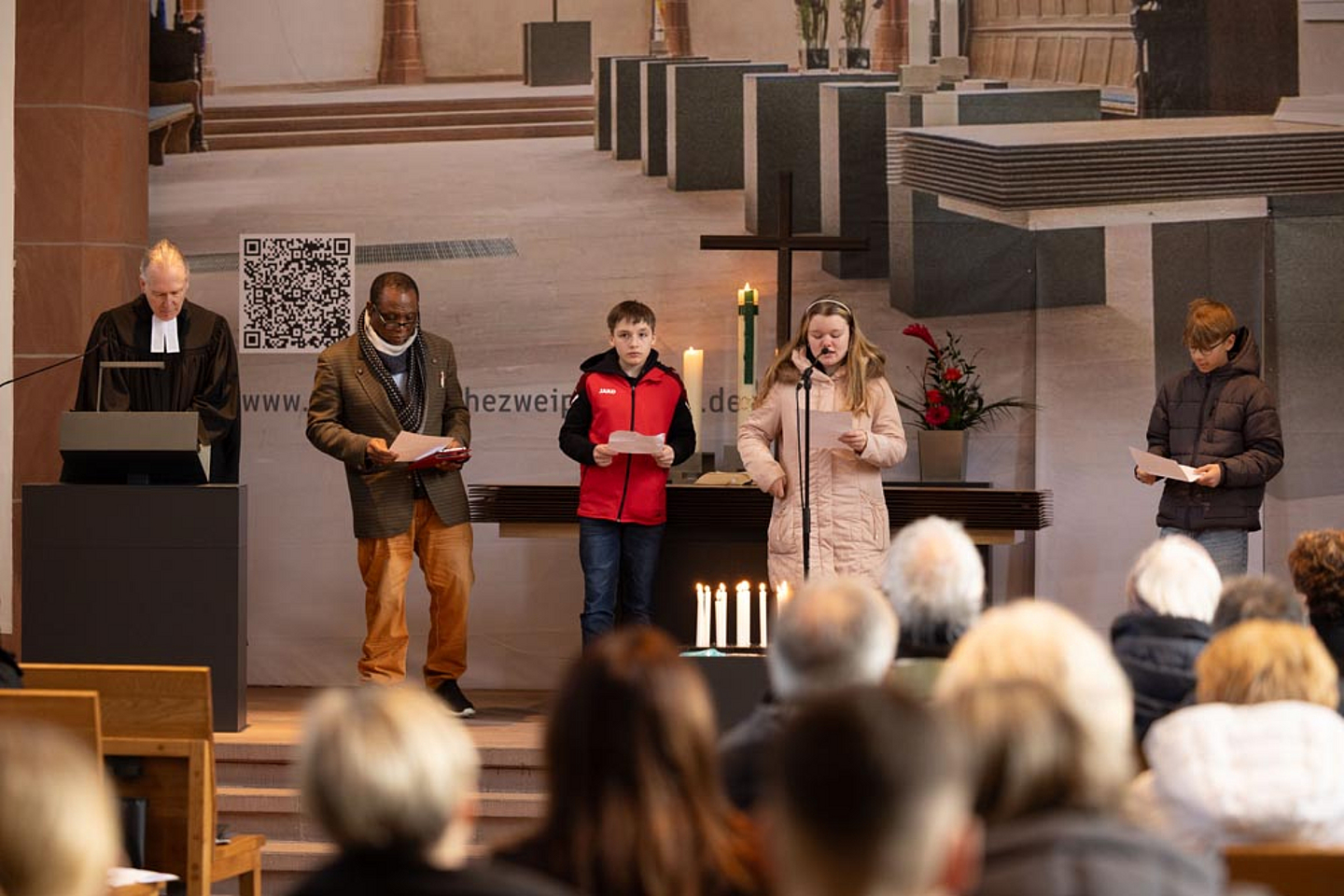 Verlesen eines Textes von Martin Luther King: Konfirmanden und Chid Chamberlain (2.v.l.)