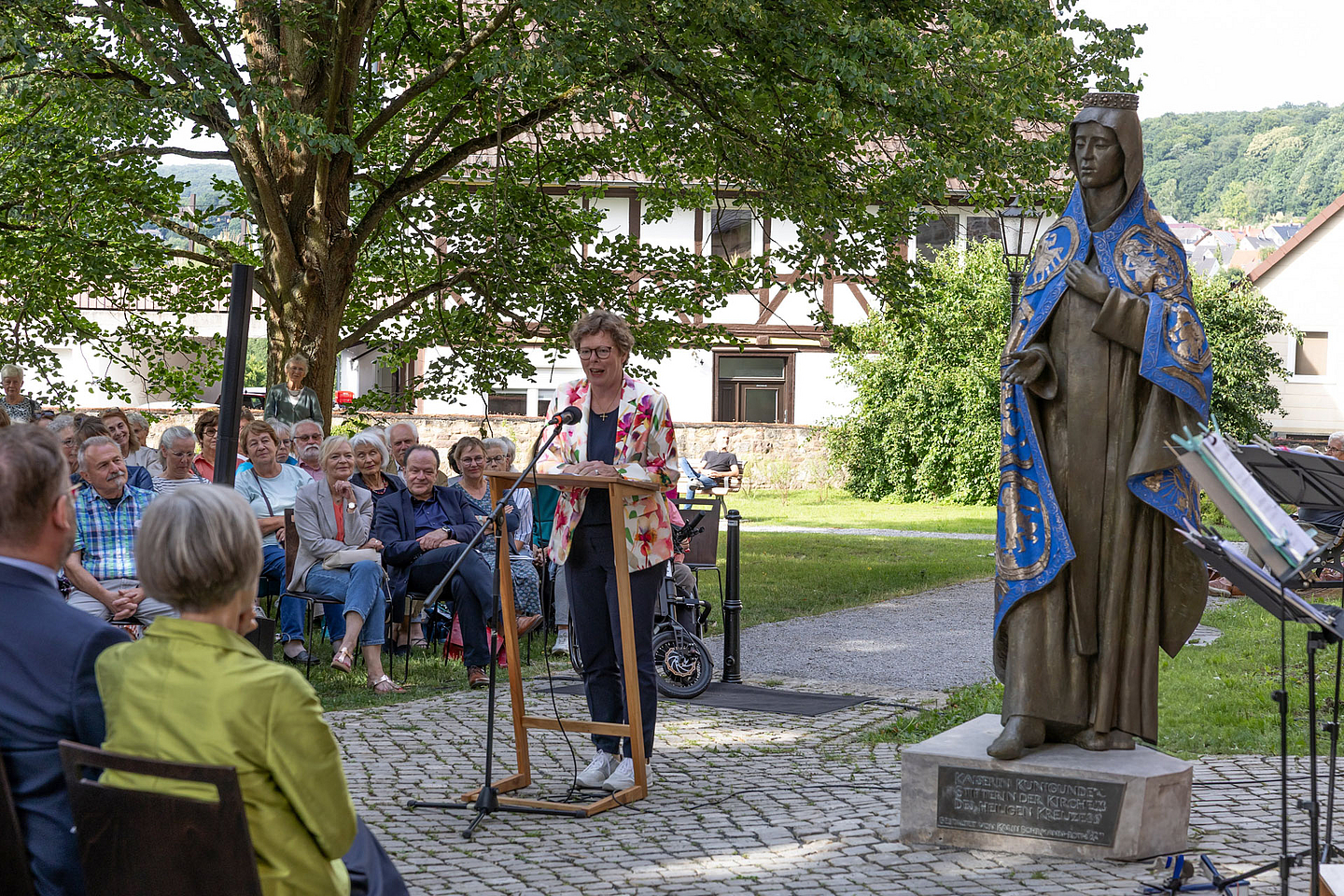 Bischöfin Dr. Beate Hofmann sprach Grußworte zur Enhüllung