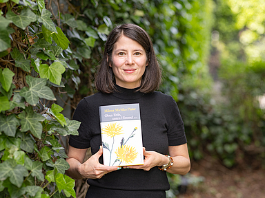 Die Preisträgerin Milena Michiko Flašar mit ihrem Buch «Oben Erde, unten Himmel», 2023 im Wagenbach Verlag erschienen, gewinnt den Evangelischen Buchpreis 2024.