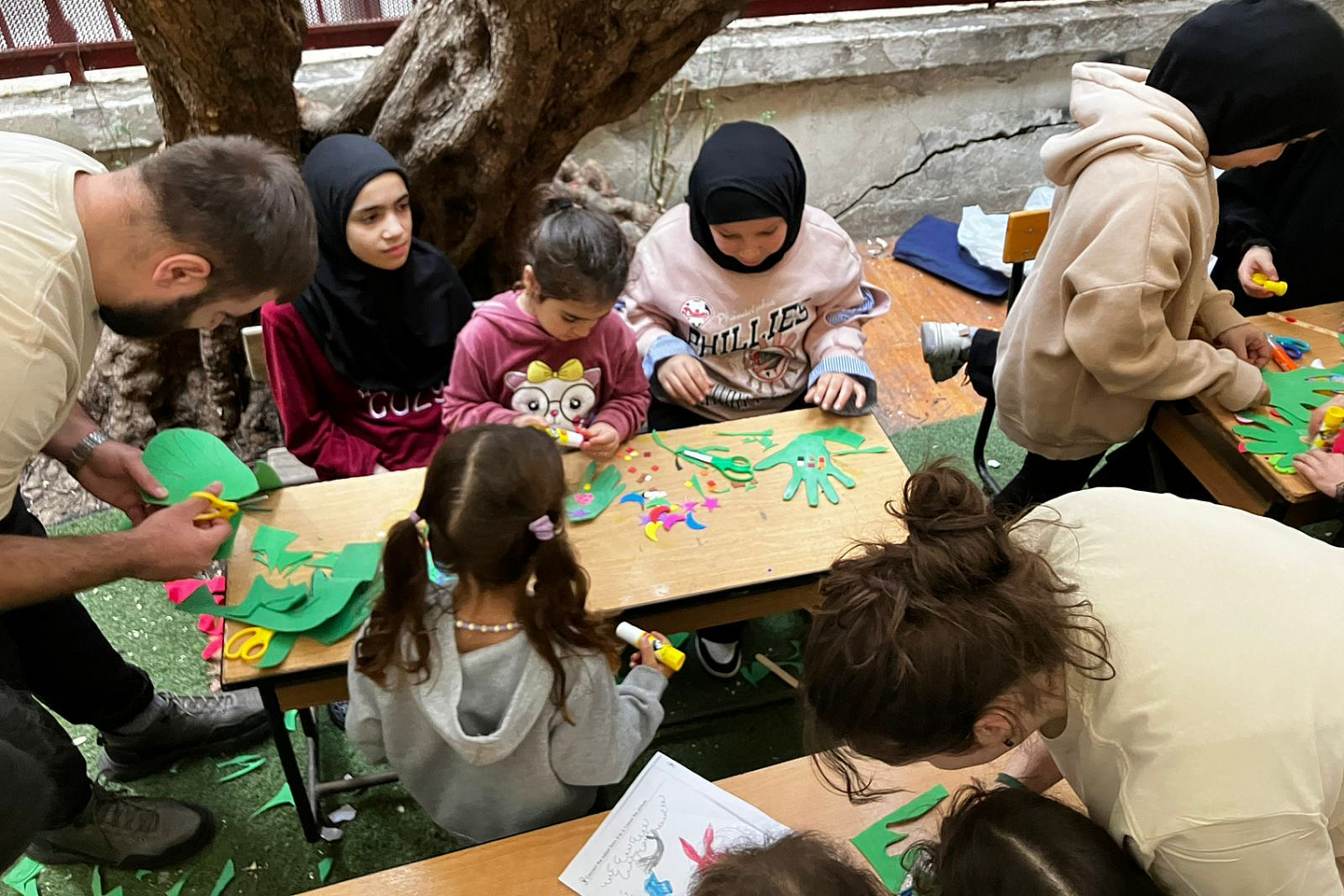 Fünfzehn Studierende sowie mehrere Mitarbeitende und Lehrende der NEST bieten ein- bis zweimal pro Woche Bildungs- und Freizeitprogramme für die geflüchteten Kinder und Jugendlichen an – darunter Bastelangebote und Bewegungsspiele. Das Bild zeigt Kinder beim basteln.