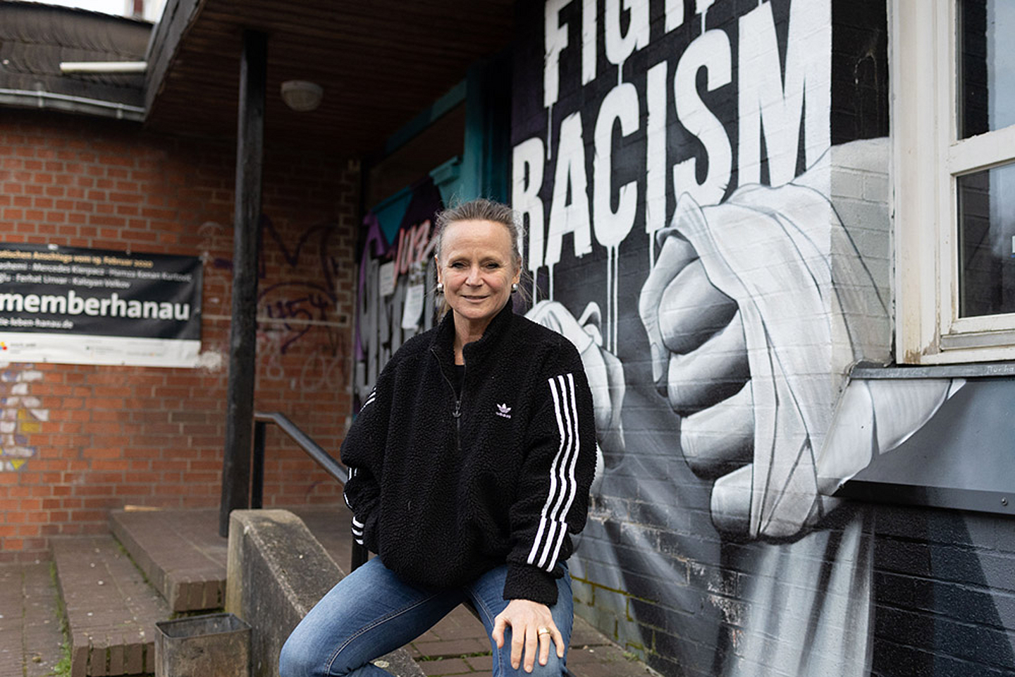 Antje Heigl vor dem Graffiti, das zum Kampf gegen Rassismus aufruft. Viele Opfer der Anschläge von Hanau hatten enge Verbindungen zum JuZ