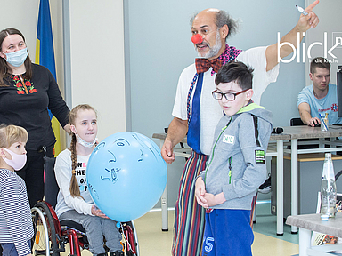 Mit der roten Nase im Kriegsgebiet: Anatoli Michaelis bei einem Auftritt im großen Krankenhaus Ochmatdit in der ukrainischen Hauptstadt Kiew. Dort werden Kinder und Mütter versorgt.