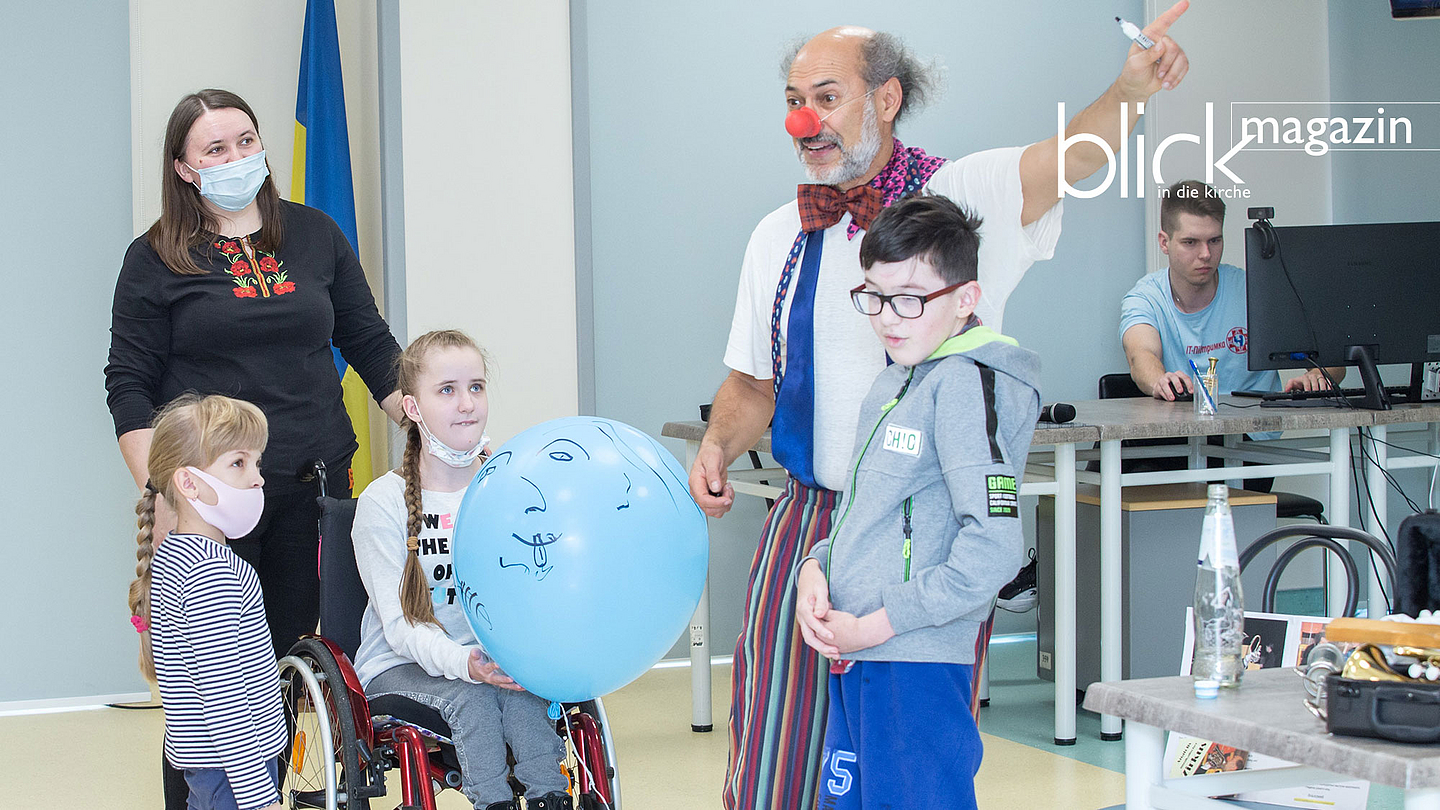 Mit der roten Nase im Kriegsgebiet: Anatoli Michaelis bei einem Auftritt im großen Krankenhaus Ochmatdit in der ukrainischen Hauptstadt Kiew. Dort werden Kinder und Mütter versorgt.