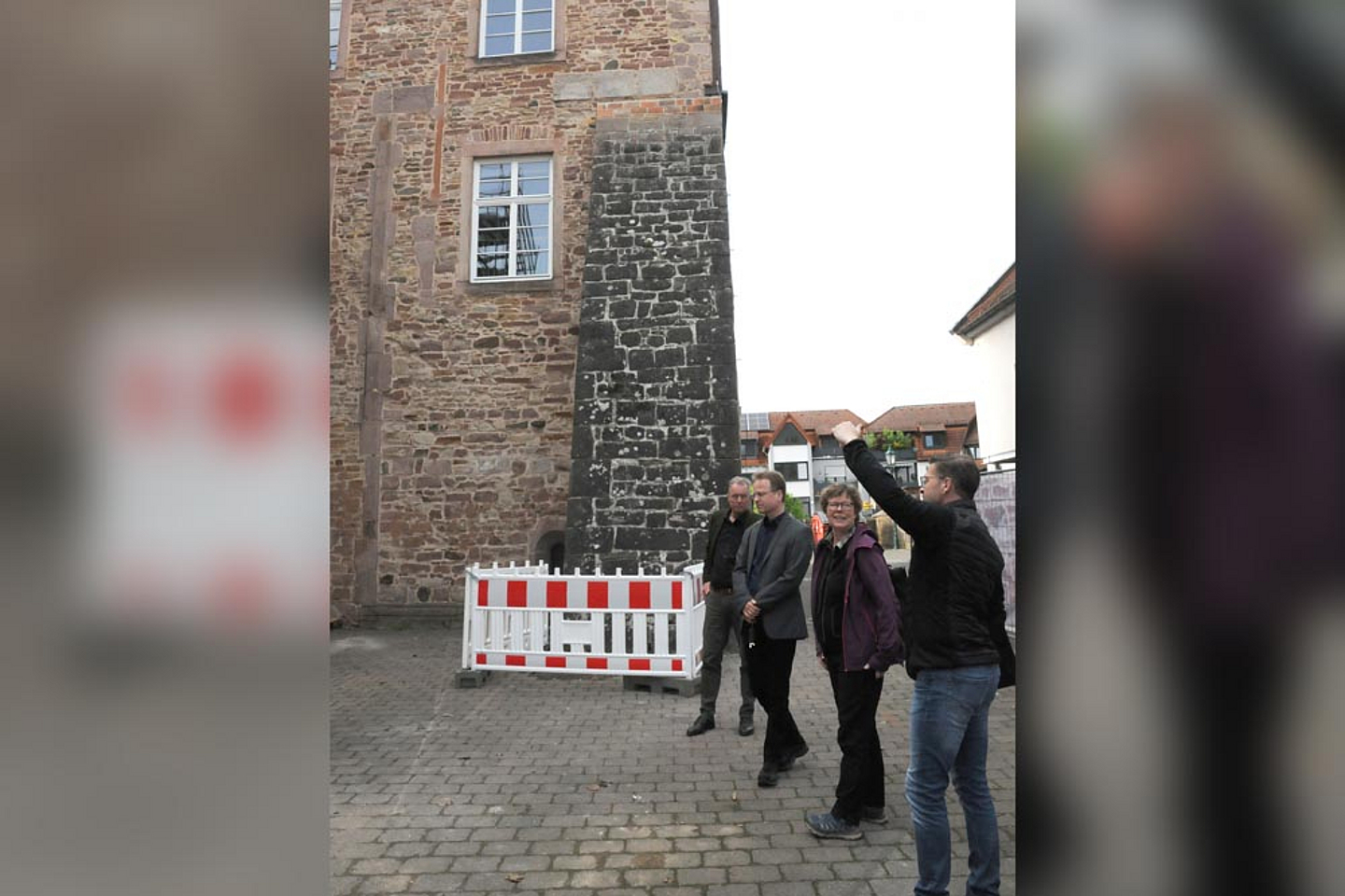 Bischöfin Beate Hofmann am Standort des künftigen Aufzugs