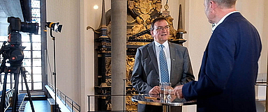 Bischof Prof. Dr. Martin Hein (l.) im Interview mit Medienhausleiter Pfarrer Christian Fischer. (Foto: medio.tv/Schauderna) 