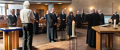 Prälat Bernd Böttner während der Einsegnung in der Markuskirche in Kassel. Die Ehrenamtlichen sind nun zum Dienst der freien Wortverkündung und der Sakramentsverwaltung beauftragt. (Foto: medio.tv/Schauderna)