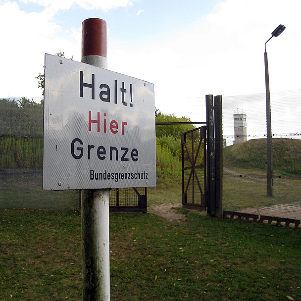 Unser Foto zeigt einen Grenzabschnitt der innerdeutschen Grenze mit den typischen Sperranlagen und einen, der Beobachtungstürme, die während der deutschen Teilung überall an der Grenze zu finden waren. 