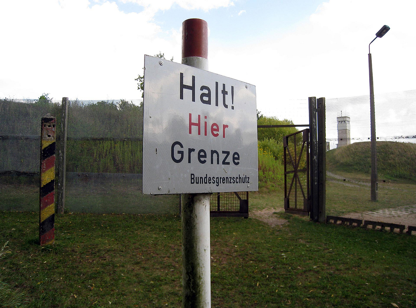 Unser Foto zeigt einen Grenzabschnitt der innerdeutschen Grenze mit den typischen Sperranlagen und einen, der Beobachtungstürme, die während der deutschen Teilung überall an der Grenze zu finden waren. 