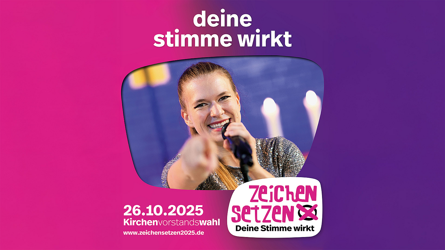 Zeichen setzen – Deine Stimme wirkt: Kampagnenmotiv zur Kirchenvorstandswahl der Evangelischen Kirche von Kurhessen-Waldeck am 26. Oktober 2025 Bild zur Kirchenvorstandswahl 2025 der Evangelischen Kirche von Kurhessen-Waldeck. Pink-violetter Hintergrund, mittig eine Person mit Mikrofon. Oben steht „deine stimme wirkt“. Unten links: „26.10.2025 Kirchenvorstandswahl www.zeichensetzen2025.de“. Rechts das Logo „Zeichen setzen – Deine Stimme wirkt“.