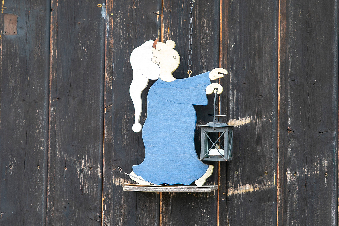 Ein Schlafwandler als Dekoration an einer Holzwand