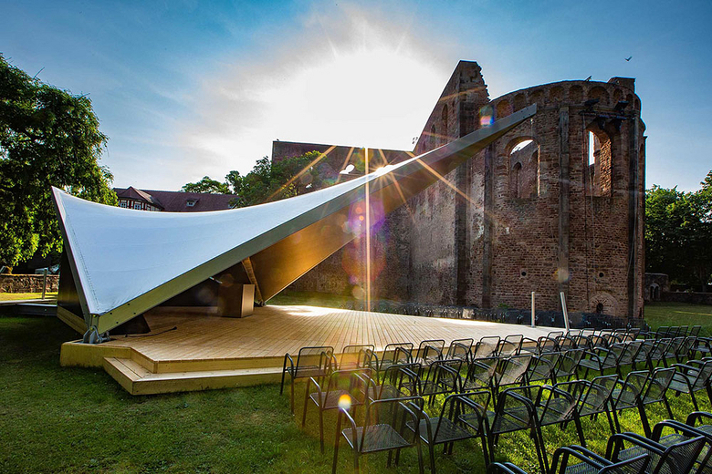 Veranstaltungsort an der Stiftsruine: Das Flammenzelt der evangelischen Kirche zum Hessentag. (Foto: medio.tv/Schauderna))