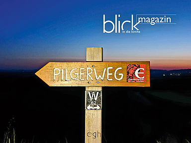 Unser Foto zeigt einen Wegweiser am Rande des Pilgerwegs. 