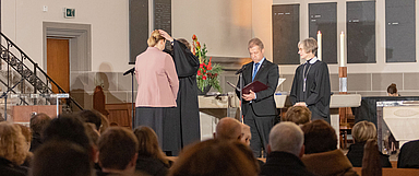 Einführung von Vizepräsidentin Dr. Katharina Apel (vorne) durch (v.l.) KVD Armin Fuhrmann, Bischöfin Dr. Beate Hofmann, Präses Dr. Michael Schneider, Pröpstin Katrin Wienold-Hocke - Mit einem Gottesdienst in der Kasseler Christuskirche wurde Vizepräsident Dr. Volker Knöppel am Freitag, 2. Dezember, verabschiedet. Zugleich wurde seine Nachfolgerin Dr. Katharina Apel in ihr neues Amt eingeführt.