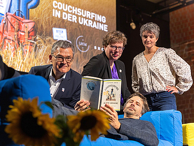 Der Autor Stephan Orth (vorne) mit (v.l.) MdB Roderich Kiesewetter (CDU), Bischöfin Dr. Beate Hofmann und Moderatorin Ulrike Gruska - Lesung und Talk mit Autor Stephan Orth zu seinem Buch im UK14 in Kassel.
