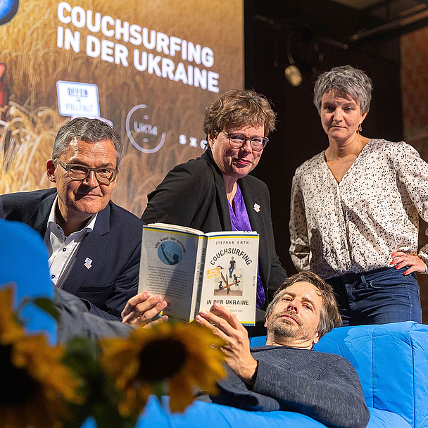 Der Autor Stephan Orth (vorne) mit (v.l.) MdB Roderich Kiesewetter (CDU), Bischöfin Dr. Beate Hofmann und Moderatorin Ulrike Gruska - Lesung und Talk mit Autor Stephan Orth zu seinem Buch im UK14 in Kassel.