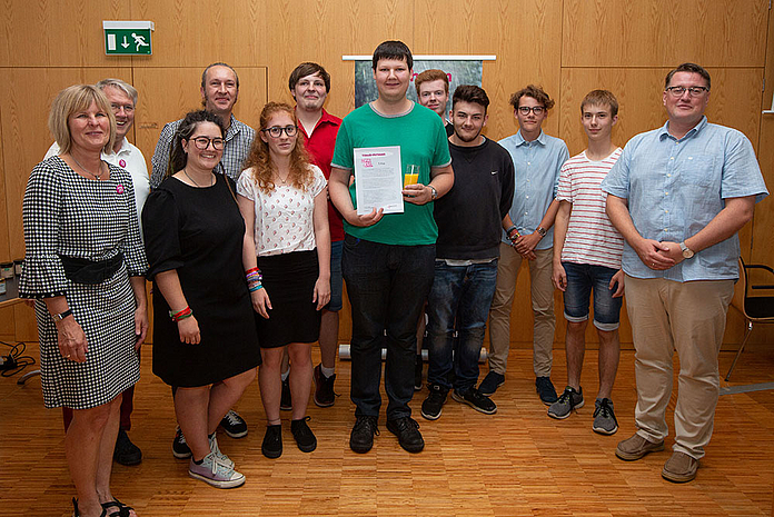 Preisverleihung Videowettbewerb „Gerade Jetzt" KV-Wahl 2019 EKKW Die Preisträgerinnen und -preisträger des 3. Platzes mit Laudator und KV-Wahlteam. (Foto: medio.tv/Schauderna)
