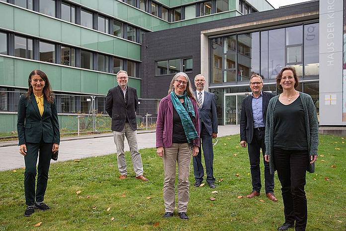 v.l.: Dezernentin Claudia Brinkmann-Weiß, Dekan Burkhard zur Nieden (Marburg), Gabriele DeBona (ELM), Pastor Stephan Liebner (ELM), Bernd Müller (Partnerschaftsreferent Zentrum Oekumene), Pfarrerin Bettina Mohr (Zweckverband Marburg-Kirchhain)