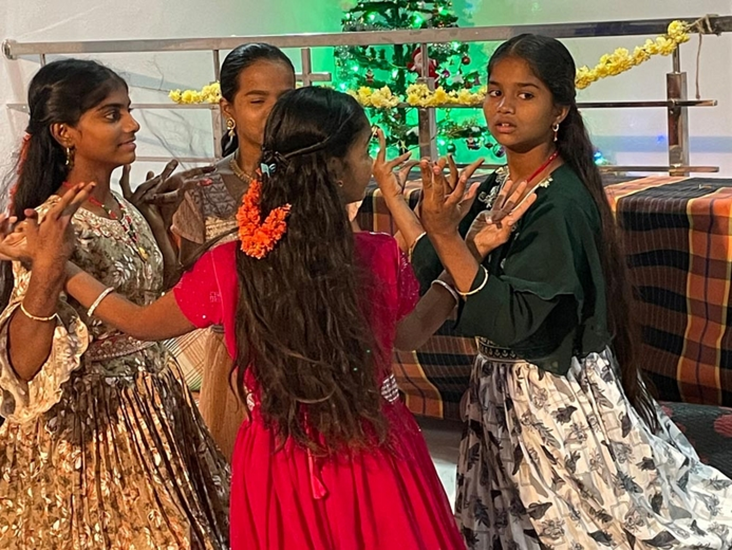 Am 13. Januar: Besuch einer Gemeinde am Staudamm in Hospet; Tanz der Kindergottesdienskinder. (Foto: Müller)