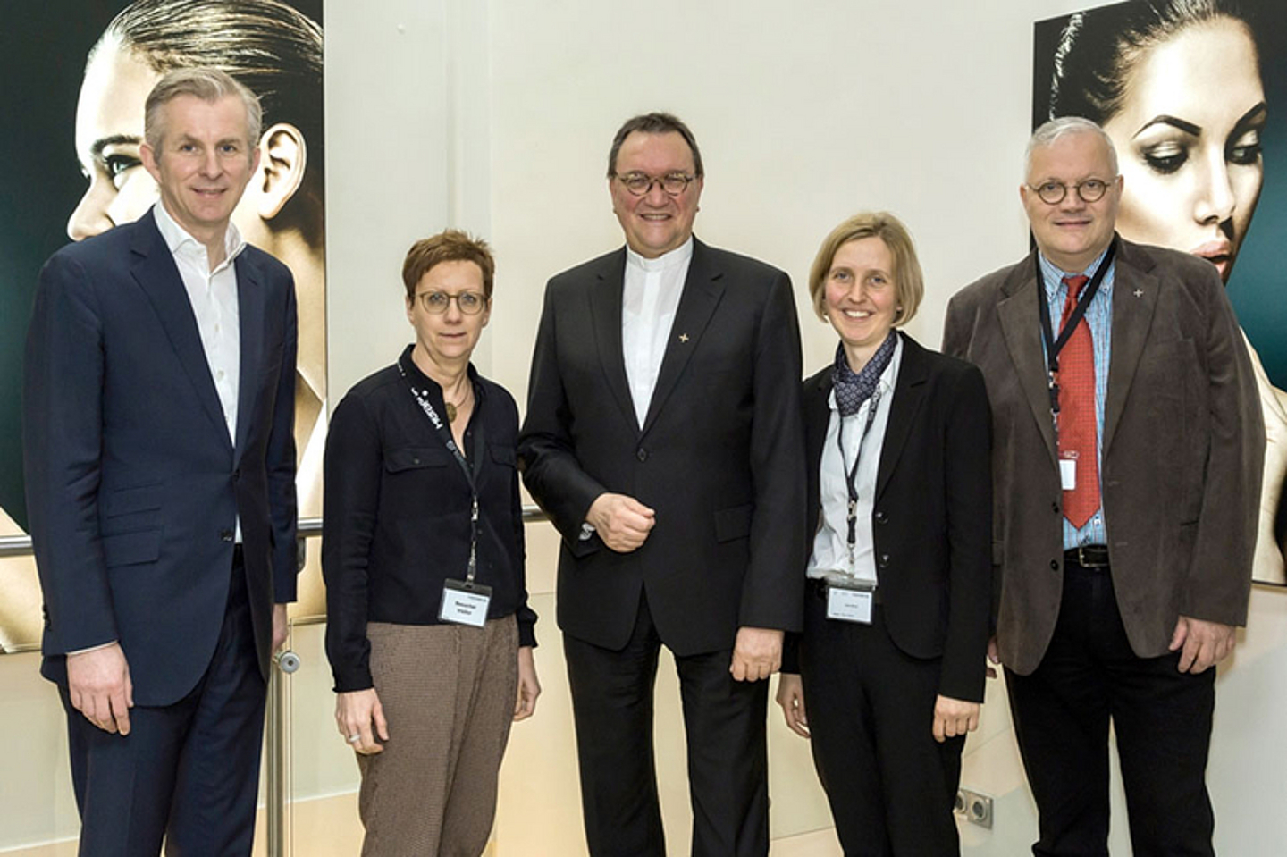 Bischofsbesuch im Hanauer Unternehmen Hereaus. (Foto: W. Hartmann / Heraeus)