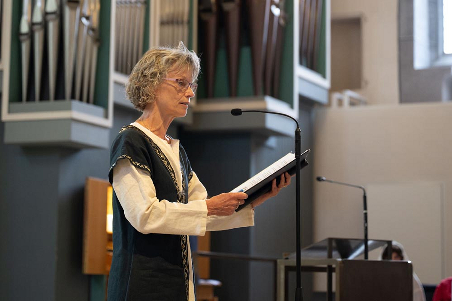 In historischen Gewändern: Kirchenvorsteherin Gabriele Batz
