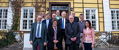Die Besucherinnen und Besucher mit Bischöfin Dr. Beate Hofmann (1. Reihe, 2.v.l.) und weiteren Vertreterinnen und Vetretern der Kirchenleitung vor dem Haus der Stiftung Adam von Trott in Imshausen. (Fotos: medio.tv/Dellit)