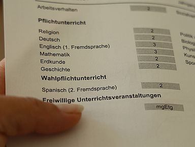 Unser Foto zeigt ein Zeugnis mit Noten