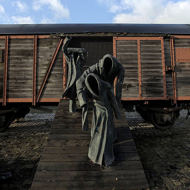 Das Mahnmal „Die Rampe“ der Künstlerin E. R. Nele erinnert mit einem Güterwaggon und zerfallenden Figuren an die Deportationen und die Ermordung der europäischen Juden. Die Installation wurde 1985 auf dem Gelände der heutigen Universität Kassel eingeweiht.