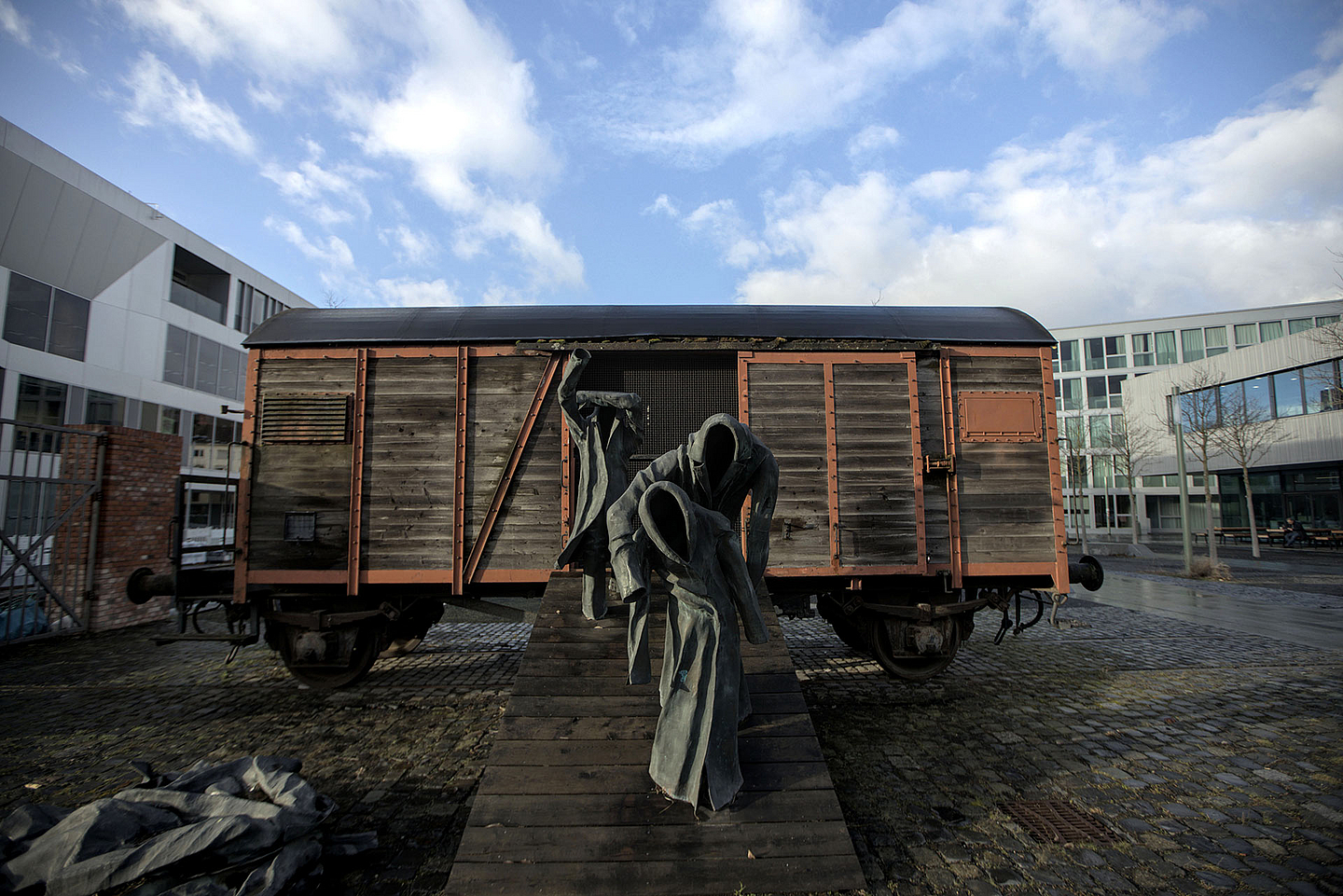 Das Mahnmal „Die Rampe“ der Künstlerin E. R. Nele erinnert mit einem Güterwaggon und zerfallenden Figuren an die Deportationen und die Ermordung der europäischen Juden. Die Installation wurde 1985 auf dem Gelände der heutigen Universität Kassel eingeweiht.