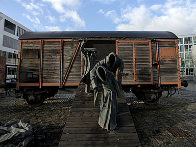 Das Mahnmal „Die Rampe“ der Künstlerin E. R. Nele erinnert mit einem Güterwaggon und zerfallenden Figuren an die Deportationen und die Ermordung der europäischen Juden. Die Installation wurde 1985 auf dem Gelände der heutigen Universität Kassel eingeweiht.