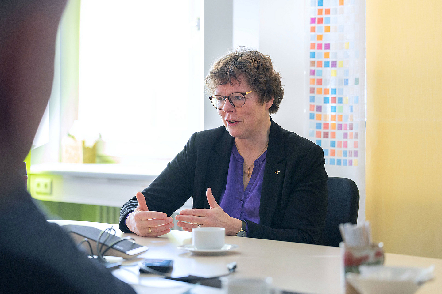 Bischöfin Dr. Beate Hofmann leiten seit 2021 den Aufsichtsrat des Evangelischen Werks für Diakonie und Entwicklung und waren als Professorin für Diakoniewissenschaft bereits eng mit der evangelischen Wohlfahrt verbunden. Unser Foto zeigt sie in ihrem Büro im Haus der Kirche in Kassel. 