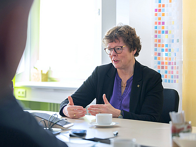 Bischöfin Dr. Beate Hofmann leiten seit 2021 den Aufsichtsrat des Evangelischen Werks für Diakonie und Entwicklung und waren als Professorin für Diakoniewissenschaft bereits eng mit der evangelischen Wohlfahrt verbunden. Unser Foto zeigt sie in ihrem Büro im Haus der Kirche in Kassel. 