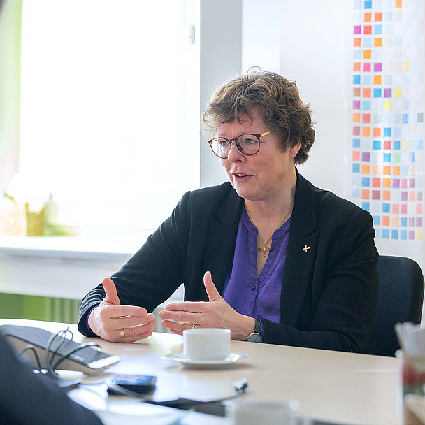 Unser Foto zeigt Dr. Beate Hofmann in ihrem Büro im Haus der Kirche in Kassel. Bischöfin Dr. Beate Hofmann leiten seit 2021 den Aufsichtsrat des Evangelischen Werks für Diakonie und Entwicklung und waren als Professorin für Diakoniewissenschaft bereits eng mit der evangelischen Wohlfahrt verbunden. Unser Foto zeigt sie in ihrem Büro im Haus der Kirche in Kassel.