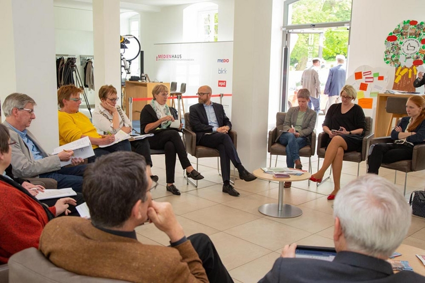 In Arbeitsgruppen wurden anschließend die Themen des Berichts vertieft und Konsequenzen diskutiert. (Foto: medio.tv/Schauderna)