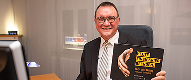 Bischof Martin Hein beim Chat in der ekkw.de-Onlineredaktion im Medienhaus der Landeskirche in Kassel. (Foto: medio.tv/Schauderna)