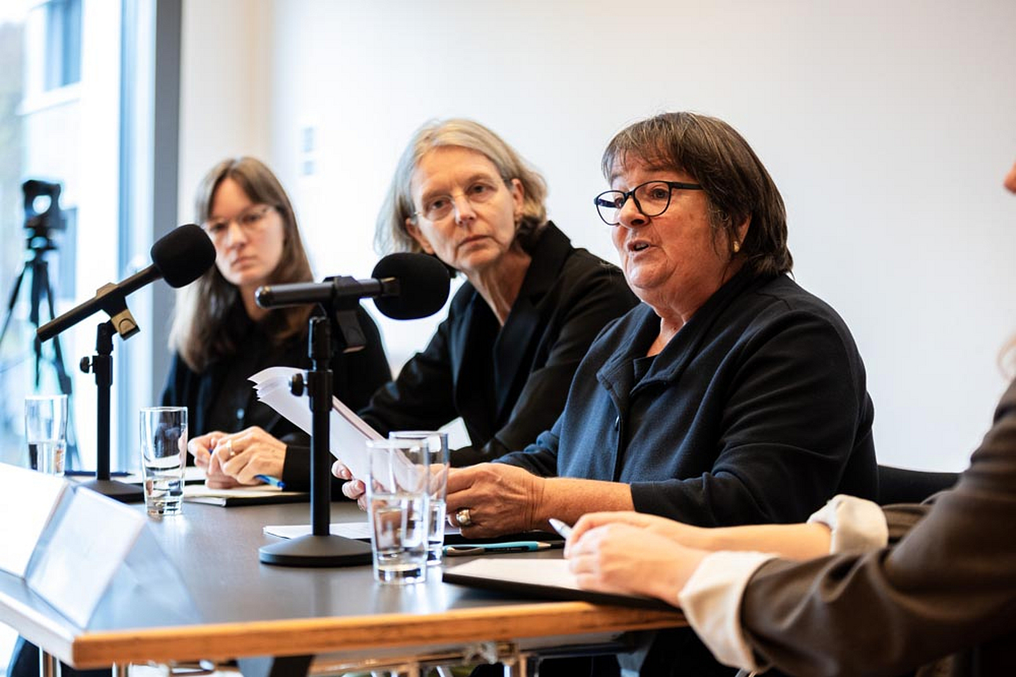 Pressegespräch zur Studie „Sexualisierte Gewalt durch einen hessischen evangelischen Gemeindepfarrer in den 1980er- Jahren“ Pressegespräch zur Studie „Sexualisierte Gewalt durch einen hessischen evangelischen Gemeindepfarrer in den 1980er- Jahren“