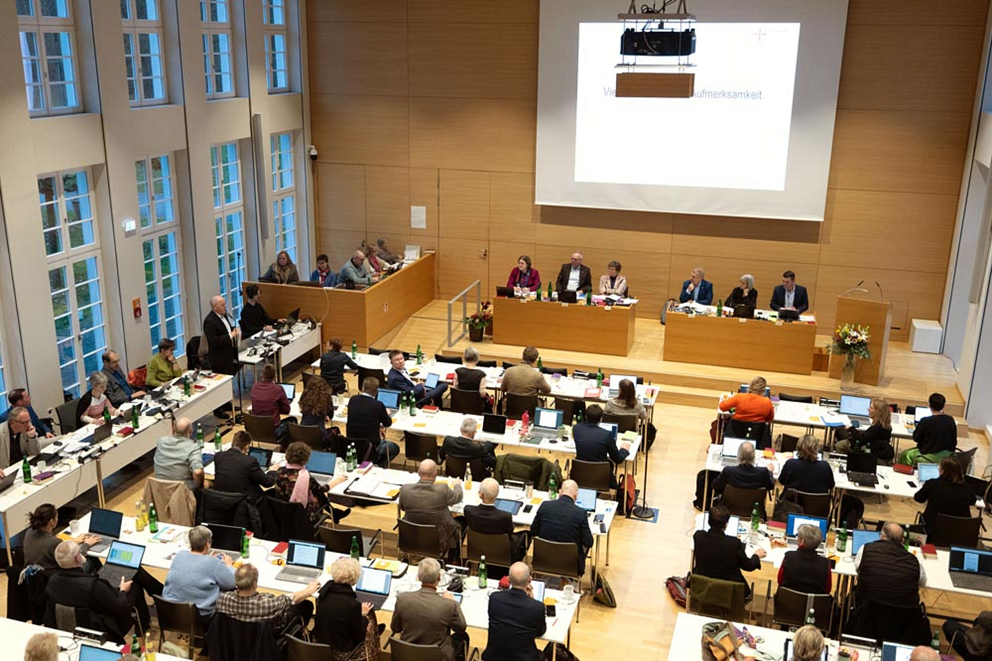 Blick in den Synodalsaal